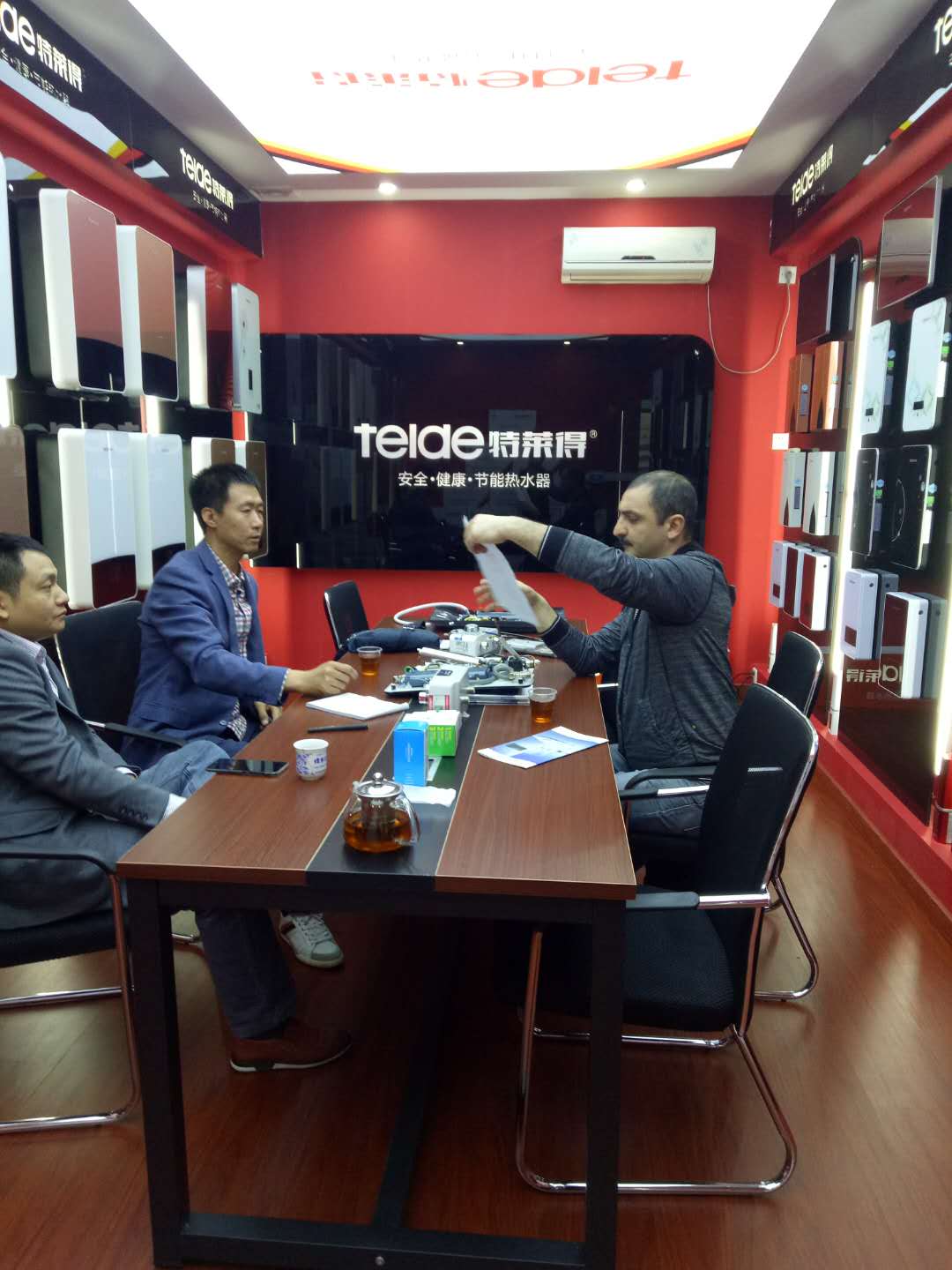 烈歡迎俄羅斯客戶蒞臨我司，恭賀成功簽約！
